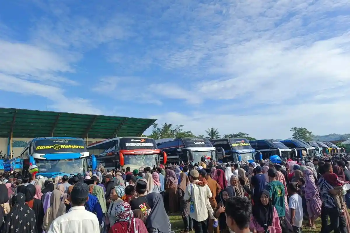 10 Bus Siap Antar 239 Jemaah Calon Haji Majene ke Embarkasi Makassar