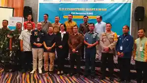 Pose-bersama-Ketua-Umum-PWI-Pusat-Henry-Ch-Bangun-Ketua-PWI-NTT-Fery-Jahang.jpg