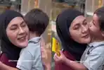 MOMEN-Haru-Kenzo-saat-Hendak-Pisah-Pulang-ke-Baim-Cium-dan-Ucap-Pesan-ke-Paula-Mama-Baik-baik-Ya.jpg