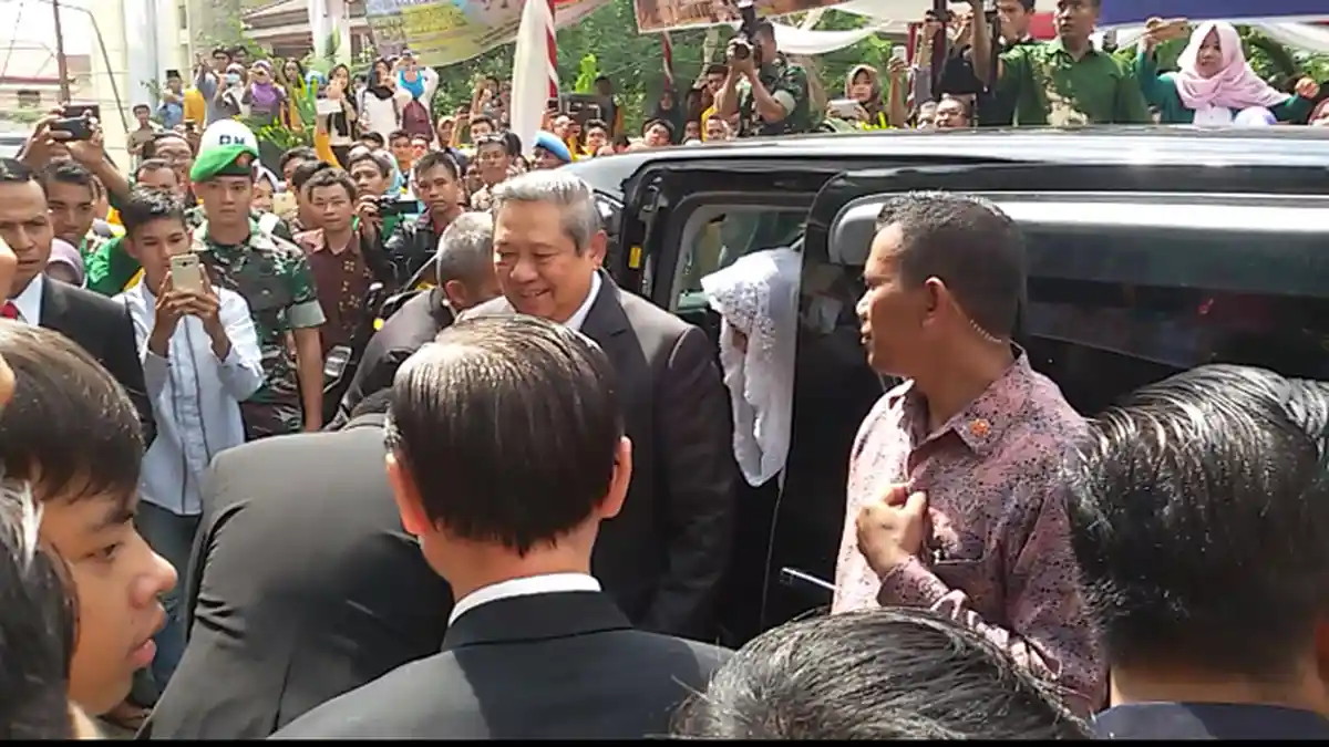 Mahasiswa Berebut Mengambil Foto saat SBY Turun dari Alphard Hitam