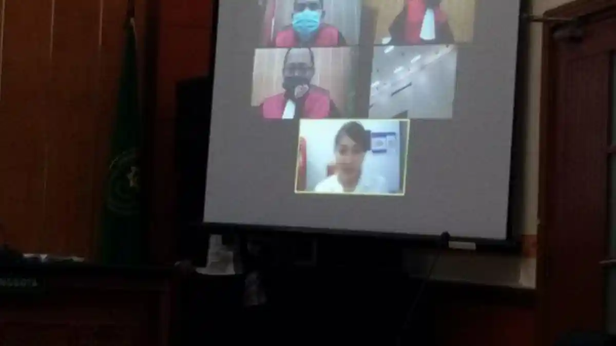 Jalani Sidang Perdana, Tangis Lucinta Luna Pecah, Kekasih Abash Tak Didampingi Kuasa Hukum