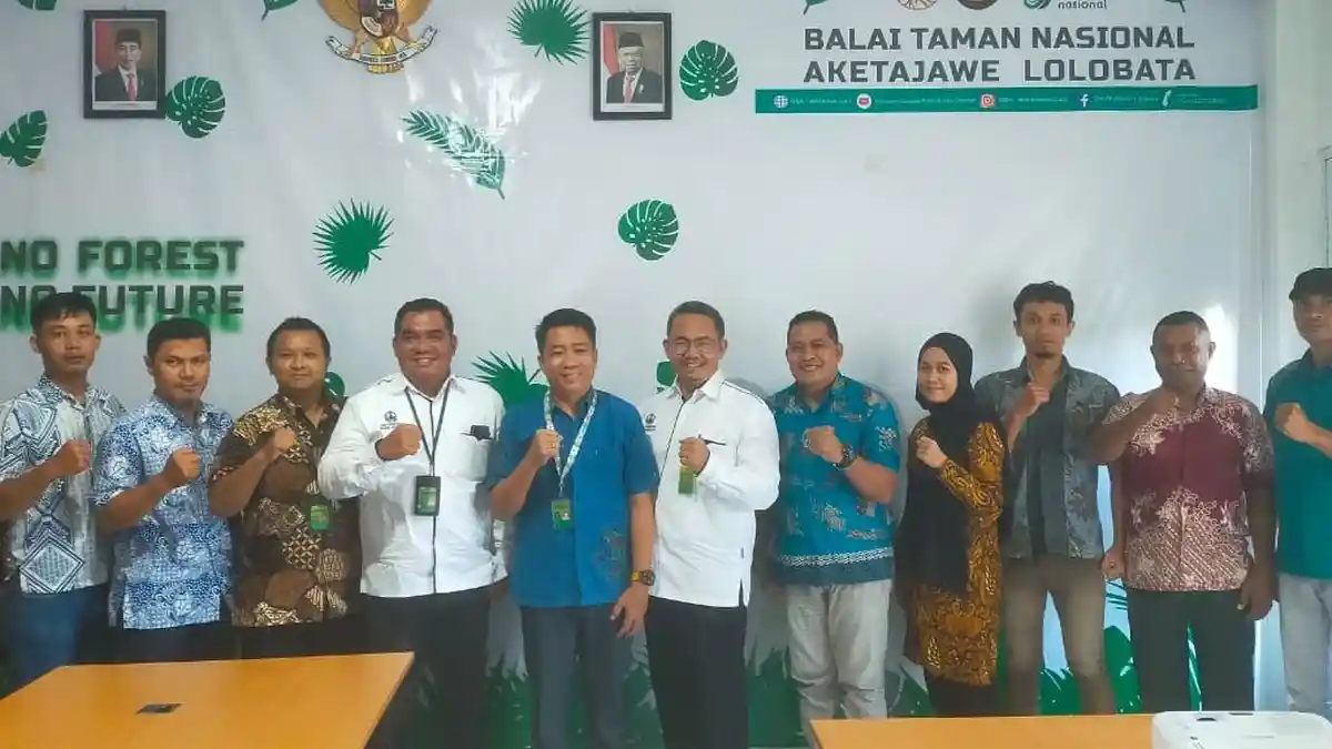 Biaya Gratis, SMK Kehutanan Negeri Makassar Sosialisasi PPDB Hingga Ternate dan Sofifi - Bersama-Kepala-Balai-Taman-Nasional-Aketajawe-Lolobata-beserta-para-pejabatnya.jpg