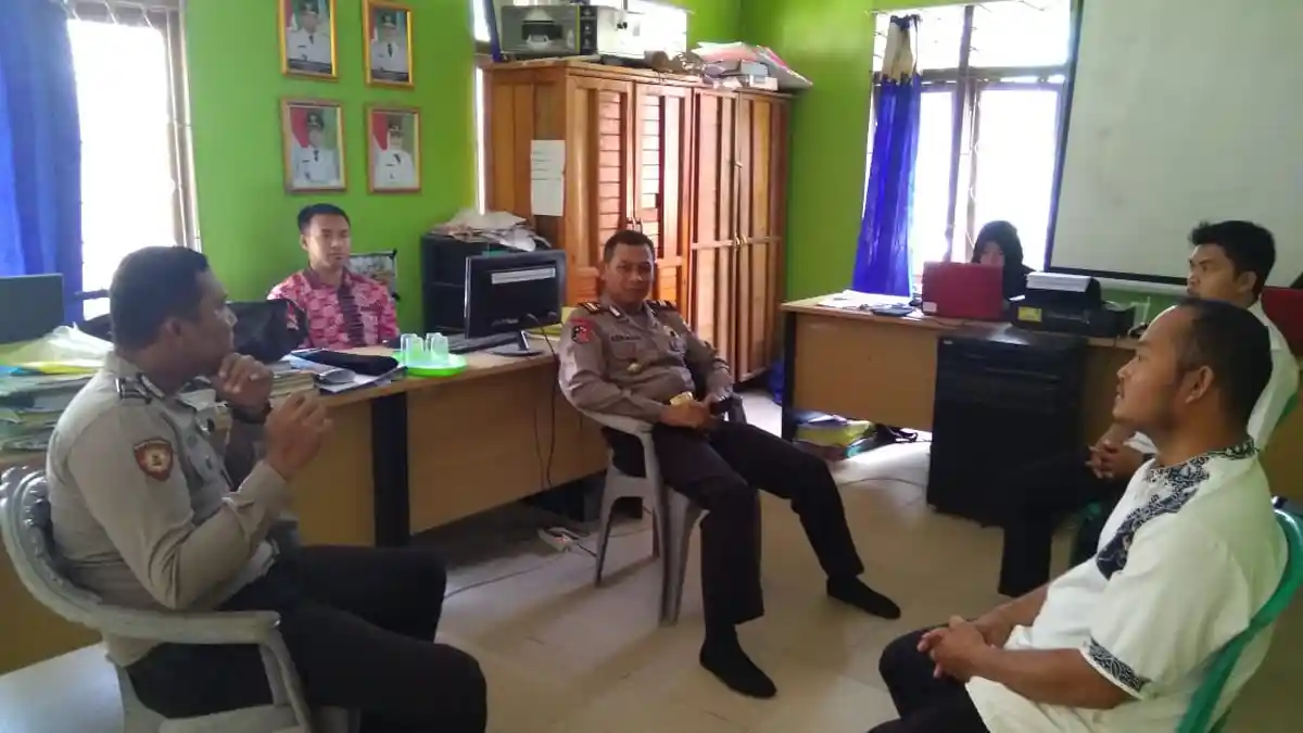 Perkenalkan Diri ke Masyarakat, Kapolsek Semparuk Sambangi Kantor Desa Sepinggan