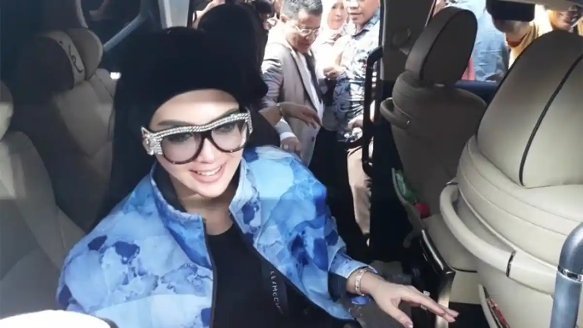 Jadi Saksi, Ini yang Dilakukan Syahrini Untuk Korban First Travel