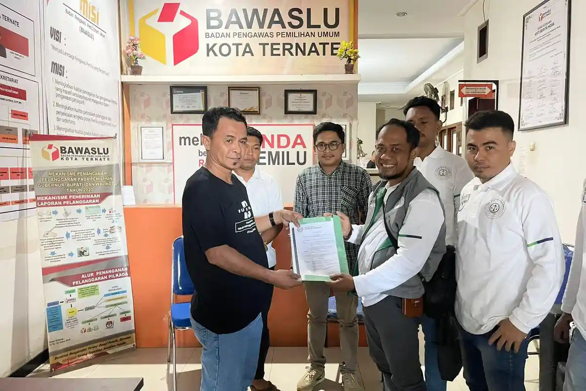 Tim Hukum AMIN Lapor Prabowo-Gibran ke Bawaslu Ternate