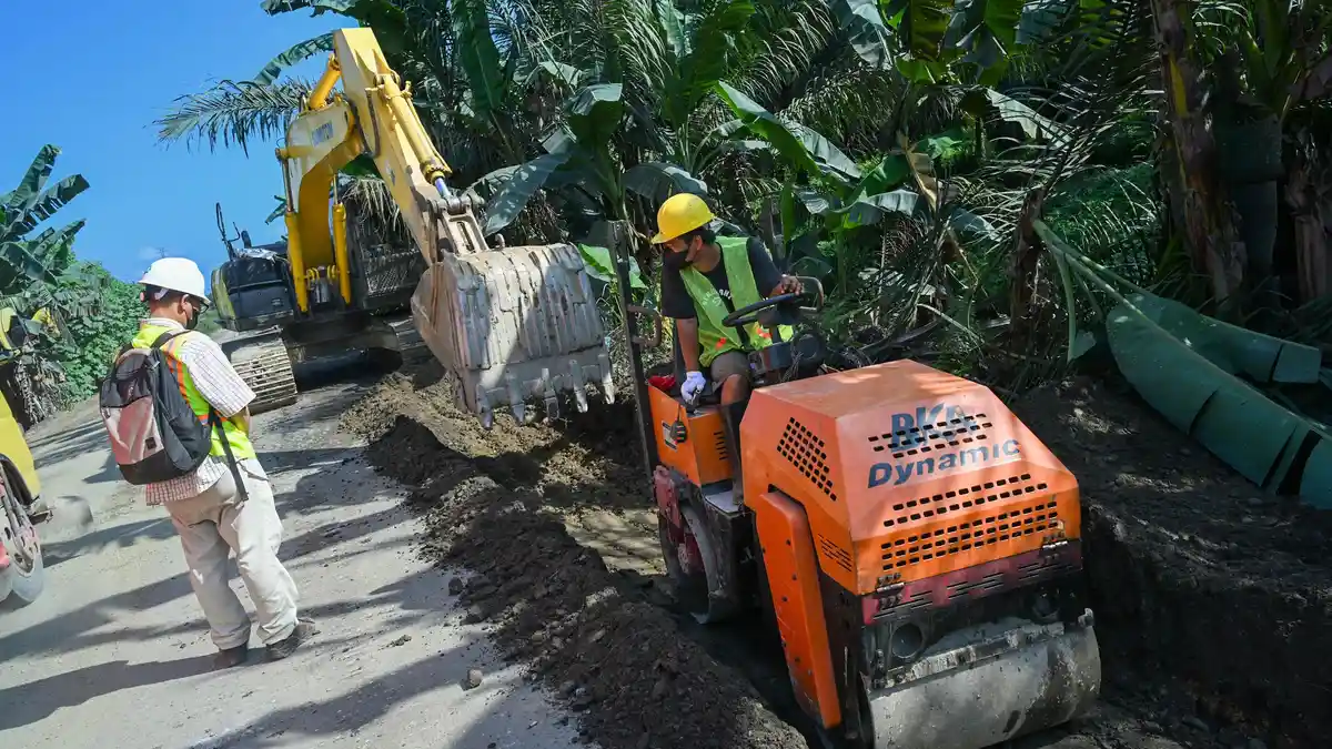 Rusak Puluhan Tahun, Jalan Strategis di Labuhanbatu Diperbaiki dan Diperlebar - Tribun-medan.com