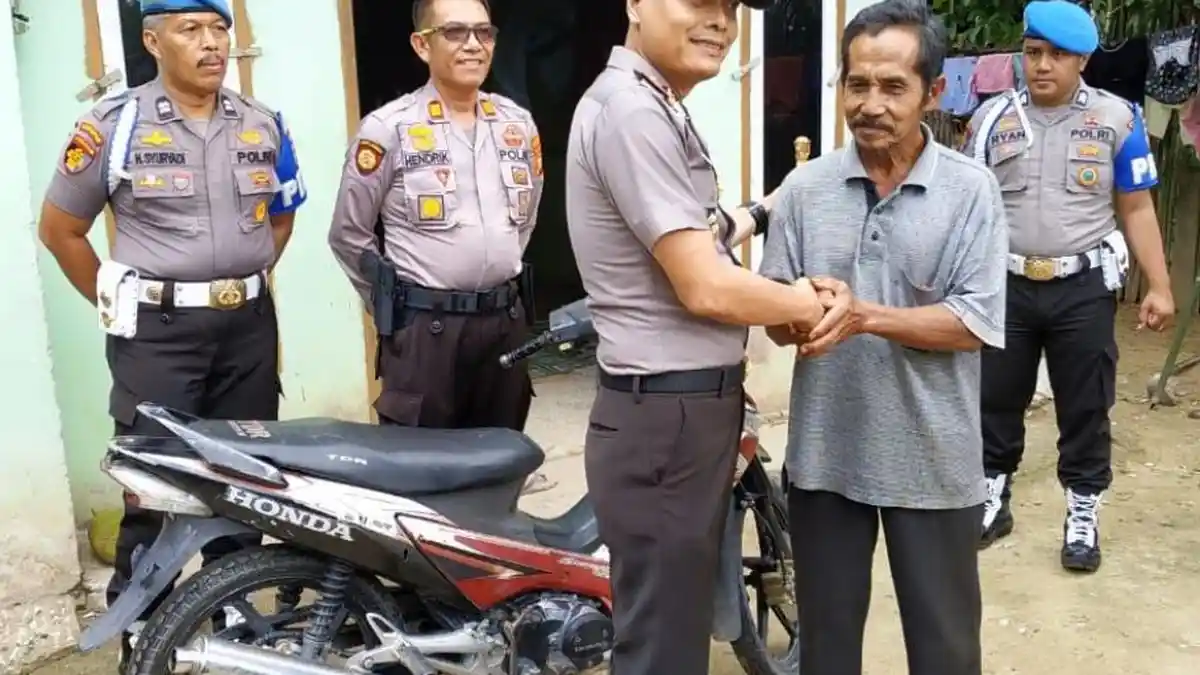 Ungkap Aksi Curanmor, Kapolres Kampar Serahkan Motor Hasil Curian Kepada Korban