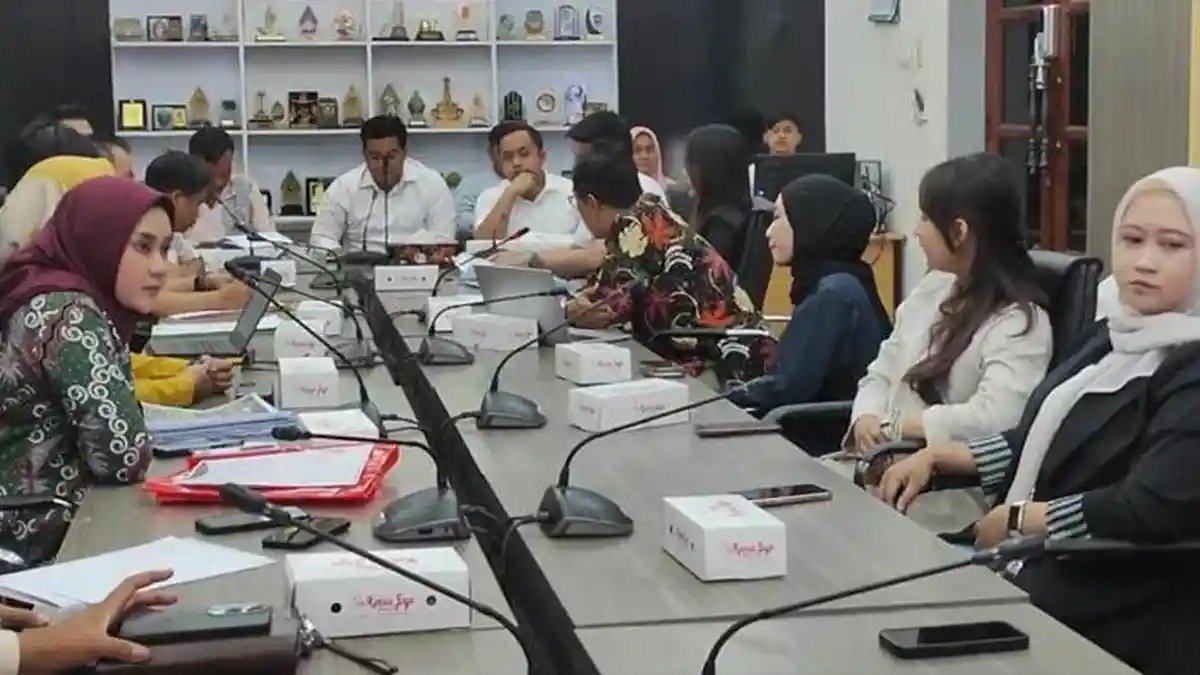 Happy Ending di DPRD Gresik, Pengusaha dan Pekerja Berdamai, Ijazah dan Uang Tebusan Dikembalikan