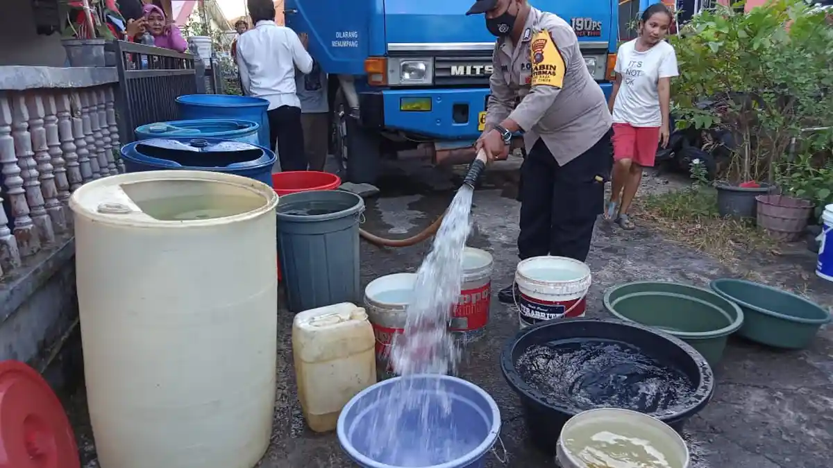 Warga Tanjungpinang Timur Dilanda Musim Kemarau, AKP Firuddin Bantu Distribusi Air Bersih