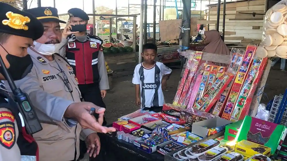 Banyak Pedagang Sukarela Serahkan Petasan, Razia Samapta Polres OI di Indralaya