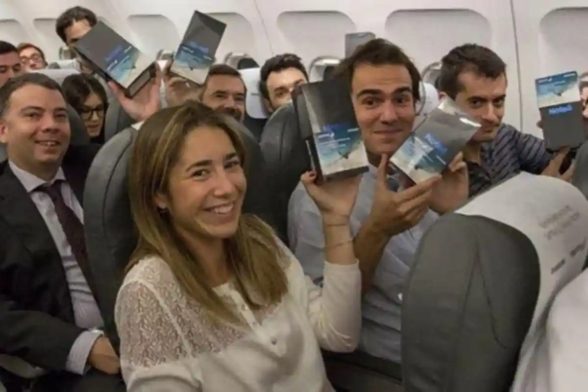 200 Penumpang Semringah, Dapat Galaxy Note 8 Gratis, Yang Terjadi Kemudian Tak Terduga