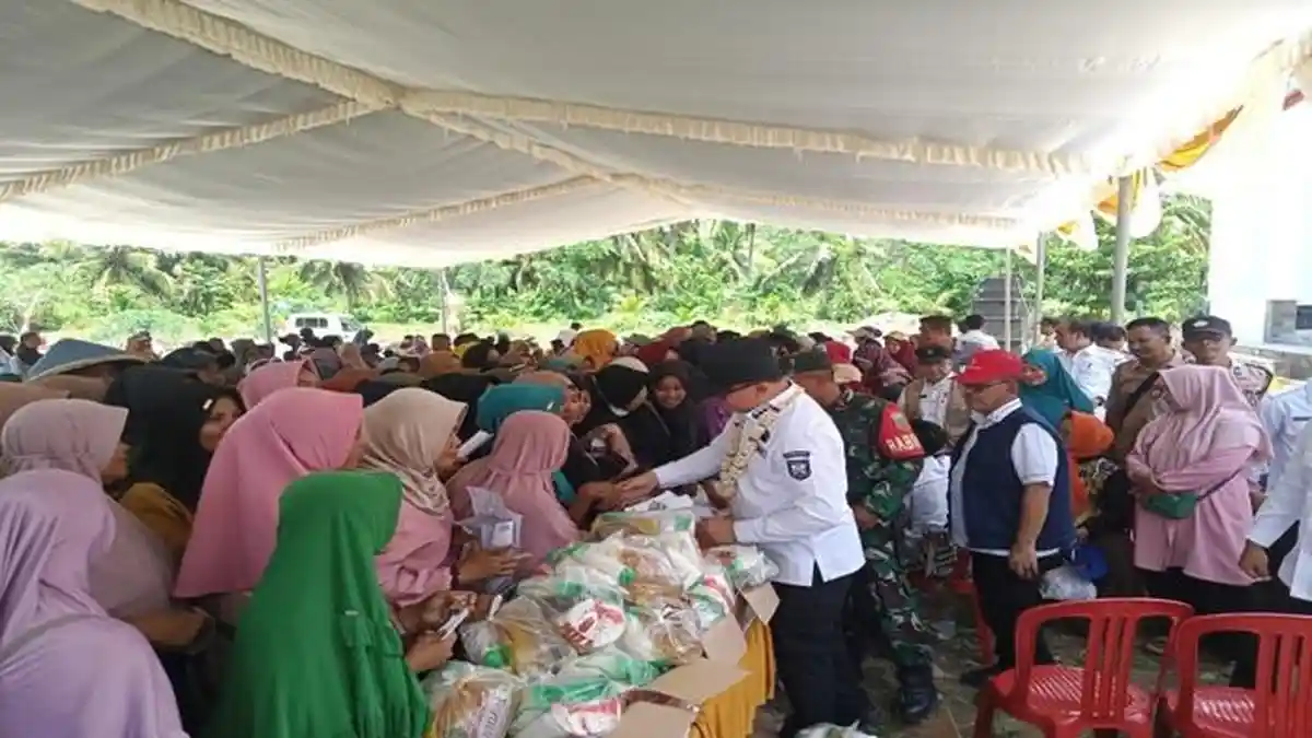 Warga Banyuasin Serbu Pasar Murah di Karang Agung Ilir, Ludes Dalam Waktu 1 Jam