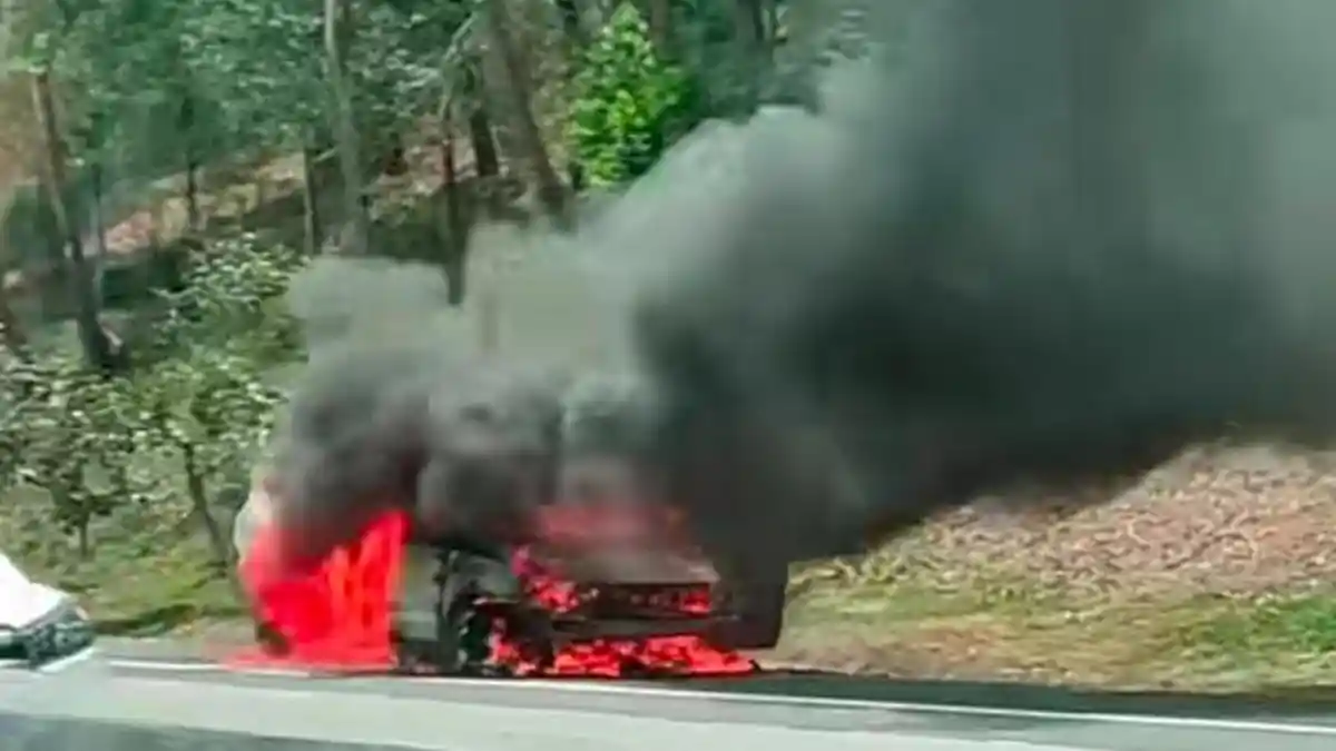 Mobil Avanza Ludes Terbakar di Tol Cipularang Arah Bandung, Pemilik Pasrah Terduduk Sendirian