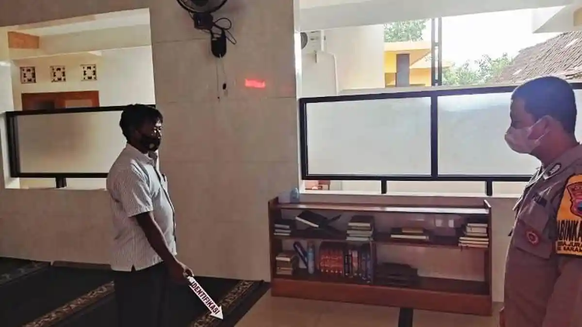 Terekam CCTV, Maling Kotak Amal di Masjid Karangmalang Sragen Diburu Warga