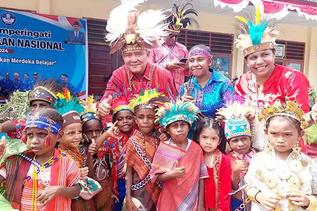 Peringatan Hardiknas 2024 di SMPN 1 Ayawasi, Pj Bupati Maybrat Ulas Pentingnya Gasing dan SSH