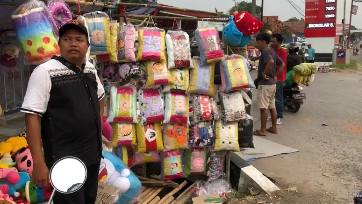 Warga Pangulah Manfaatkan Arus Balik Pemudik dengan Jual Bantal dan Boneka, Omzet Rp 4 Juta Sehari