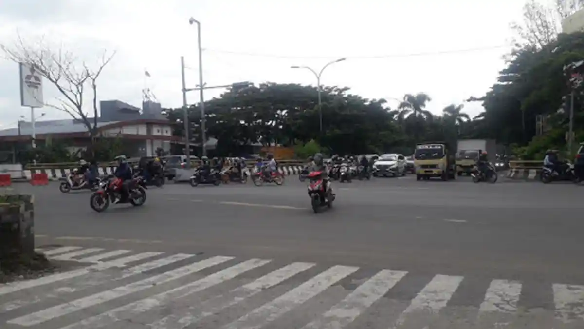 Laju Kendaraan di Jalan Raya Jakarta-Bogor Simpang Sentul Ramai Lancar Saat Ini