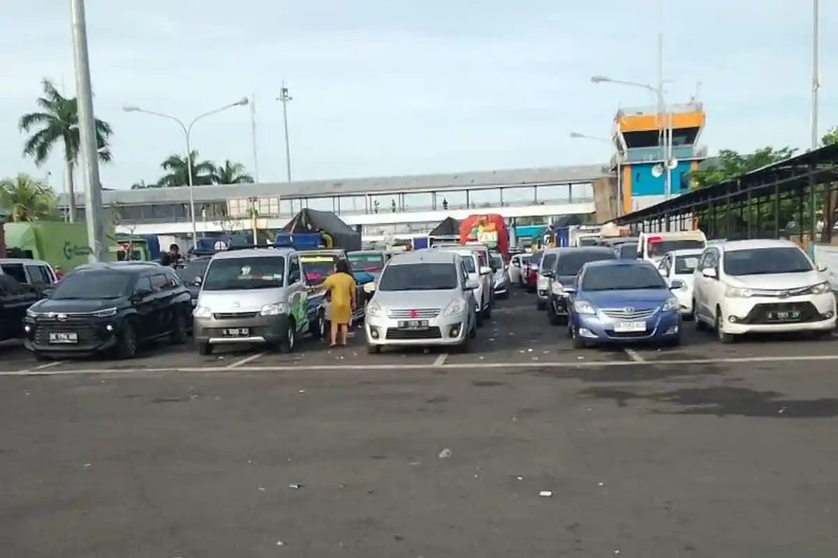 Kendaraan Menuju Pelabuhan Gilimanuk Mengular Sejak Dini Hari