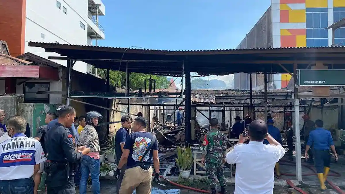 Ditangani 7 Armada Damkar, 2 Jam Api Lalap Kantor Agen JNT Cargo Kota Palu