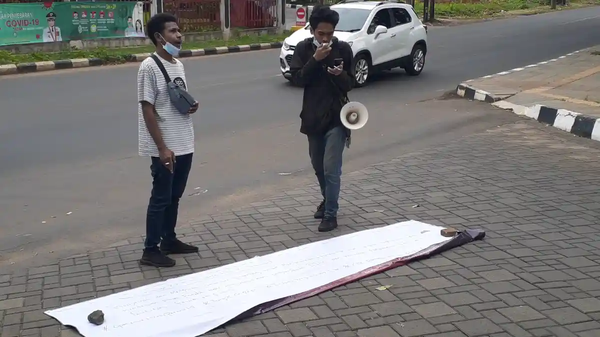 2 Mahasiswa Gelar Aksi di Depan Kantor Pemkot Tangsel Minta Pengembang Bandel Ditindak