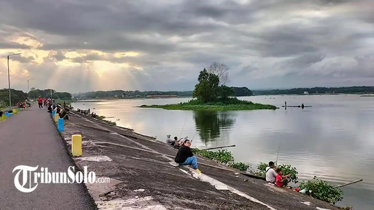 4 Alasan ini Buat Kamu Perlu ke Waduk Cengklik Boyolali Jateng, Sunset di Antara Merapi-Merbabu