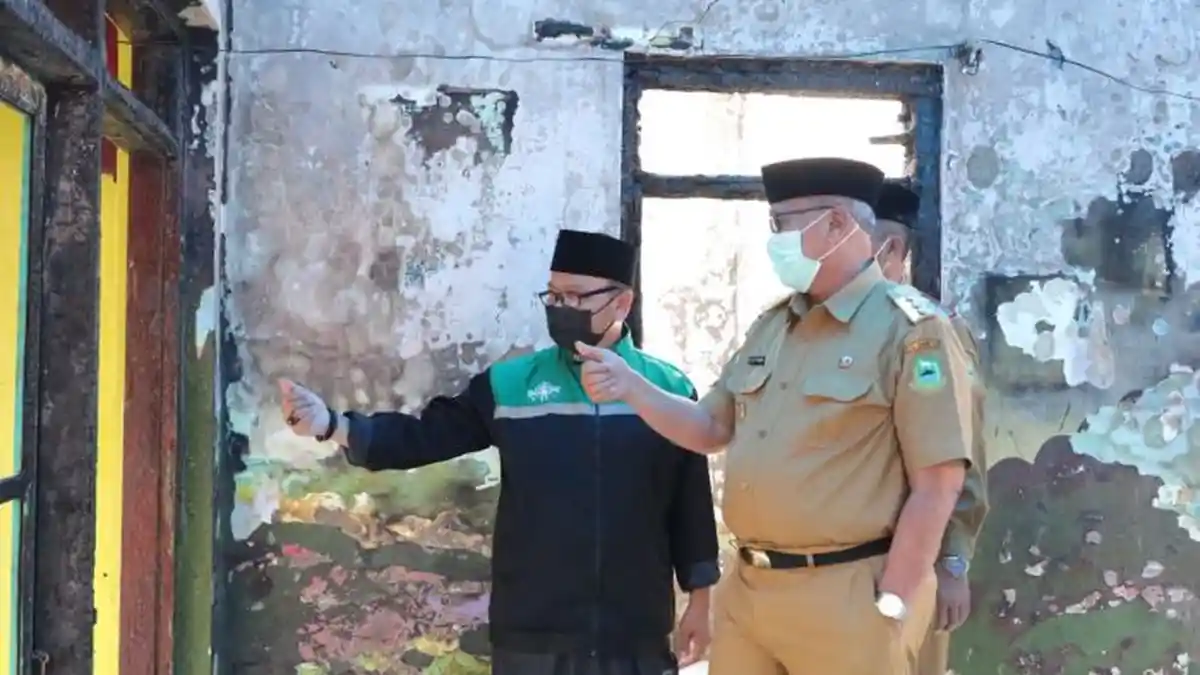 Bupati Kuningan Bantu Ustaz Mahyo yang Rumahnya Ludes Terbakar