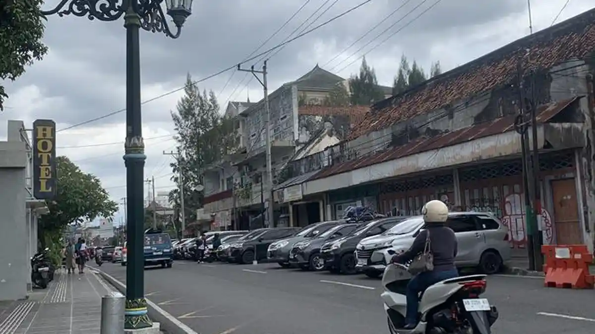 Sekda DIY Soroti Semrawutnya Parkir Liar di Badan Jalan Selama Libur Lebaran