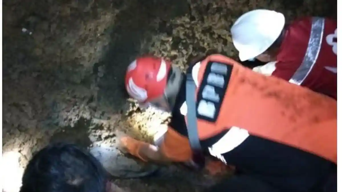 Usai Tanah Bergoyang dan Suara Menggelegar, Hendrik dan Siti Ditemukan Berpelukan Tertimbu Longsor