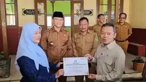 Wamendikdasmen-Fajar-Riza-Ul-Haq-berkunjung-ke-SDN-4-Majalengka.jpg
