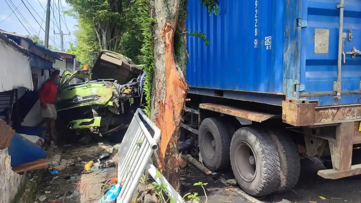 Sebelum Meninggal, Pengemudi Truk Kontainer Sempat Pusing Lalu Tabrak Rumah Warga di Manado