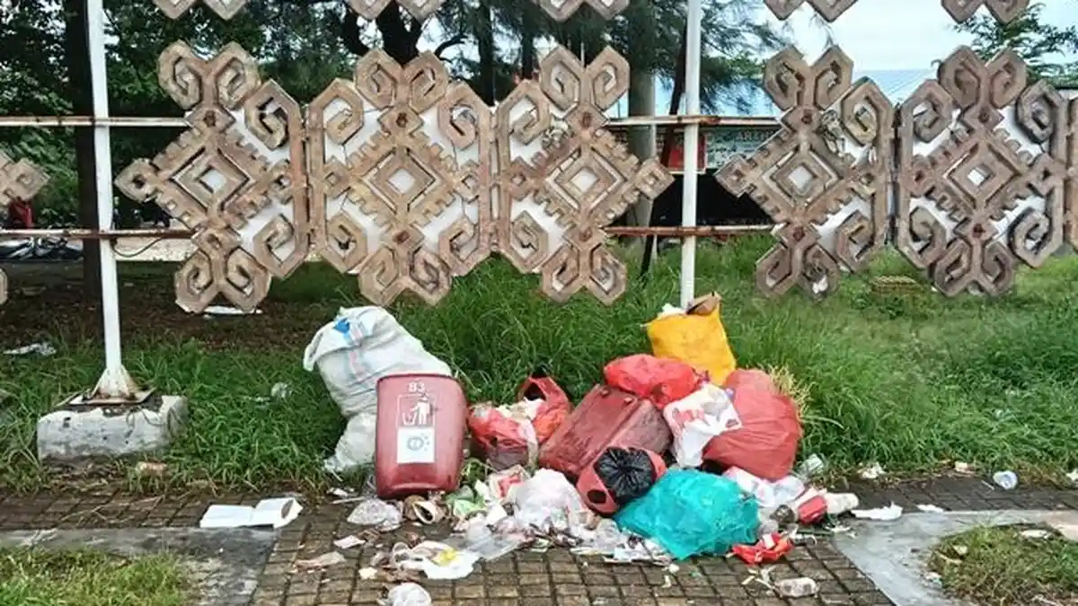 Sampah Berserakan di Bundaran Tirosa Kota Kupang  