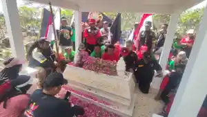 Buruh-Nganjuk-long-ziarah-ke-makam-Pahlawan-Nasional-Marsinah.jpg