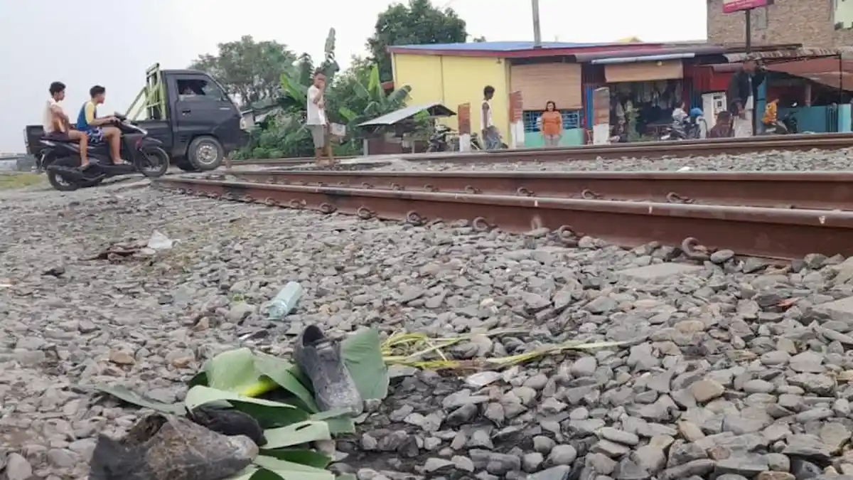 Ojol Tersambar Kereta Railink Tanpa Palang Pintu di Mandala, Warga: Biasa Ada Relawan