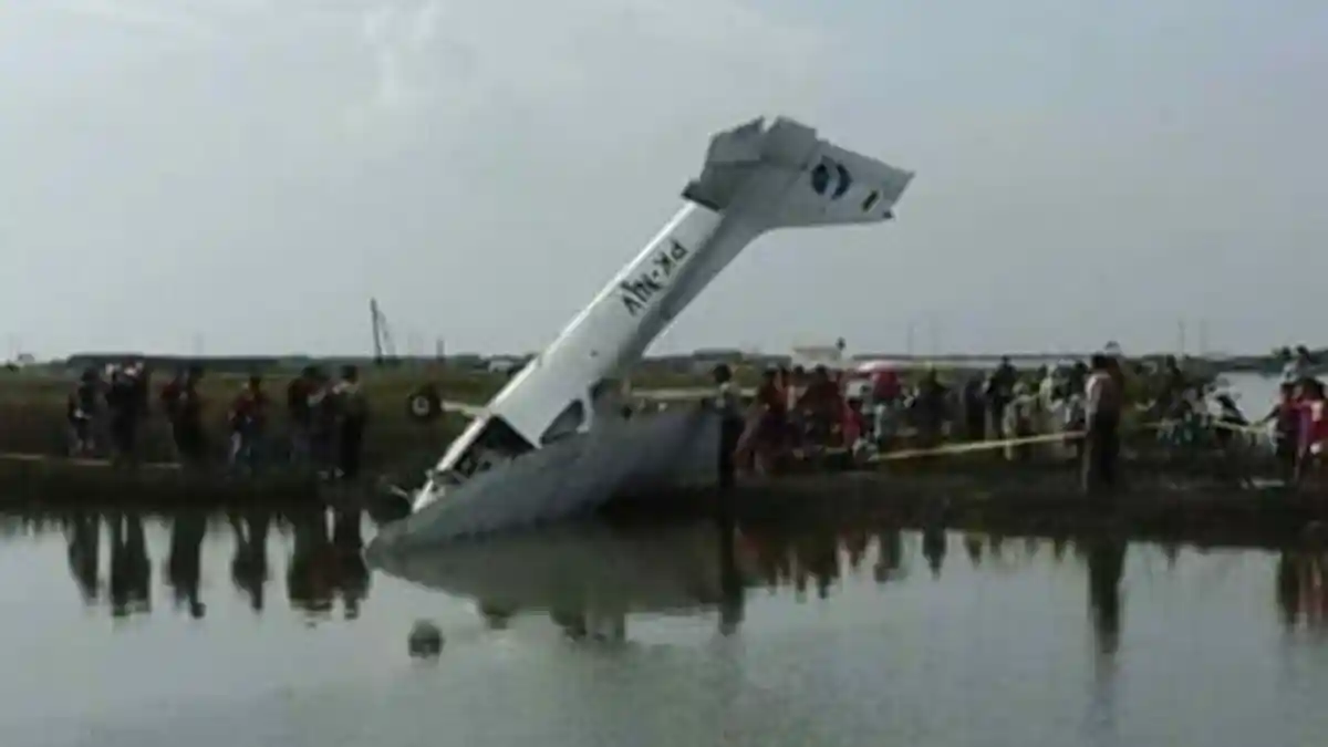 Video Detik-detik Pesawat Jatuh ke Laut