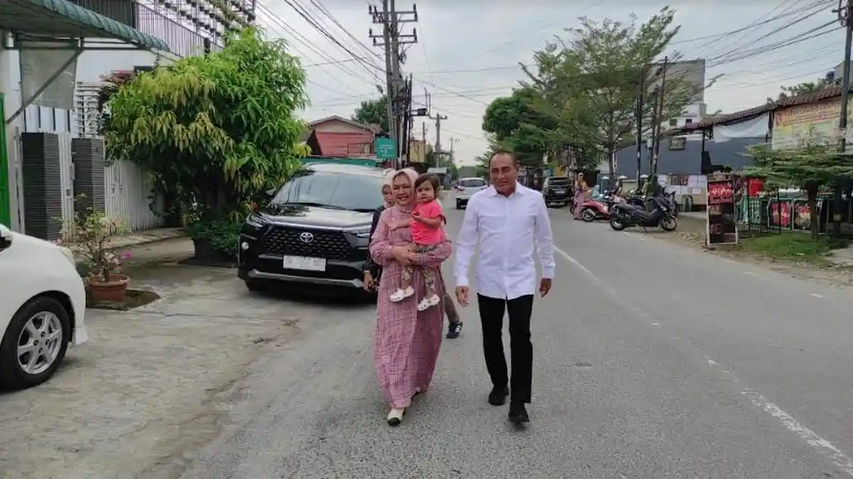 Jalan Kaki Nyoblos di TPS 042 Johor, Edy Rahmayadi Optimis Pasangan Amin Peroleh 70 Persen di Sumut