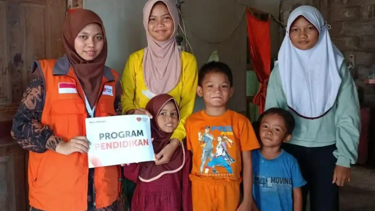 Rumah Zakat Salurkan Bantuan Pendidikan dan Sembako Untuk Weri dan Laura