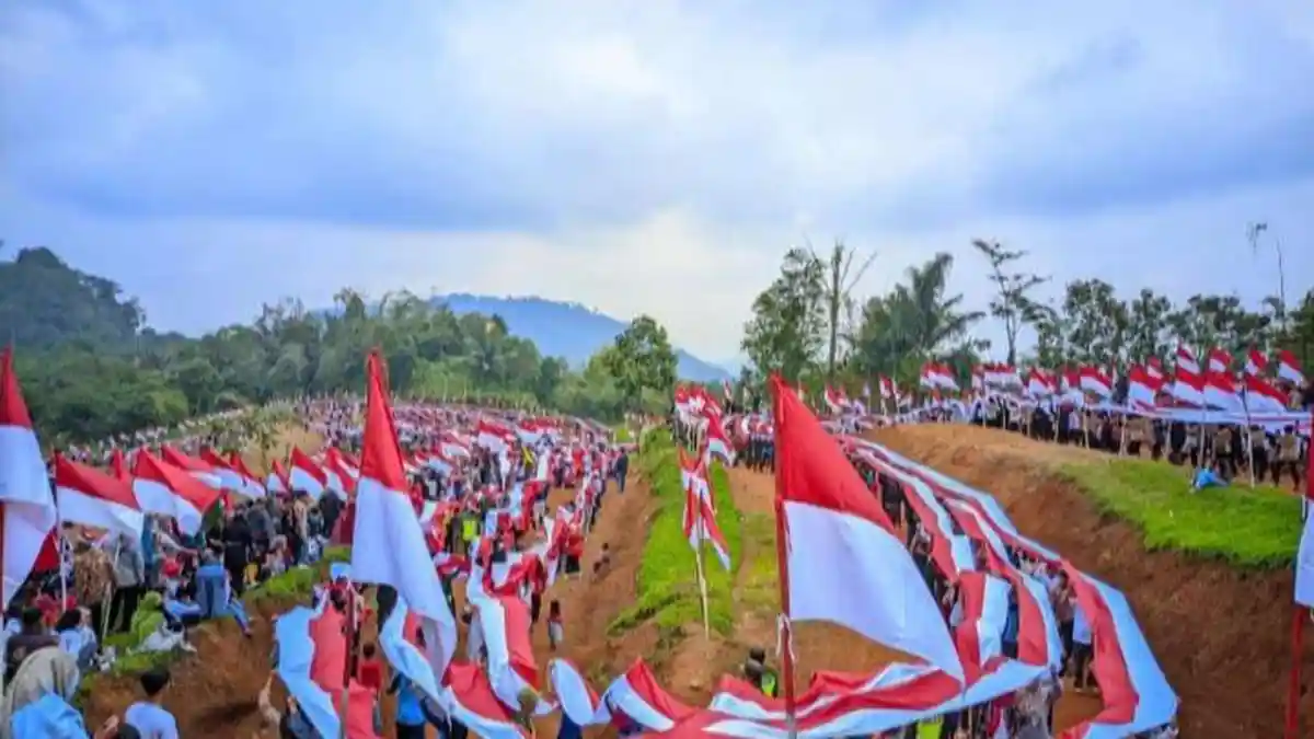 Bukit di Langkaplancar Pangandaran Berubah Warna, 4.000 Meter Merah Putih Dikibarkan