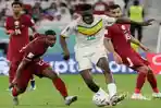 Penyerang-Senegal-Ismaila-Sarr-Tengah-dikepung-pemain-Timnas-Qatar.jpg
