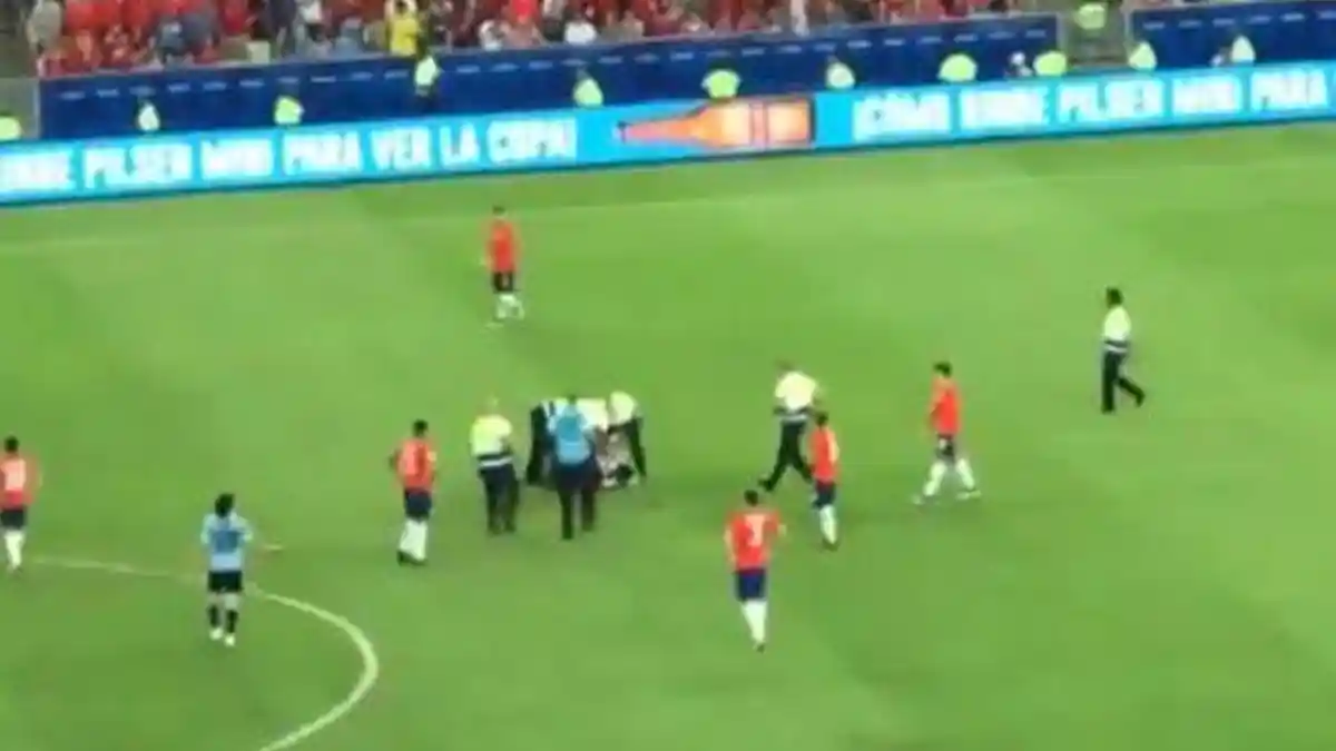 VIDEO - Tekel Keras Bek Cile Bikin Penyusup Copa America 2019 Tak Berkutik