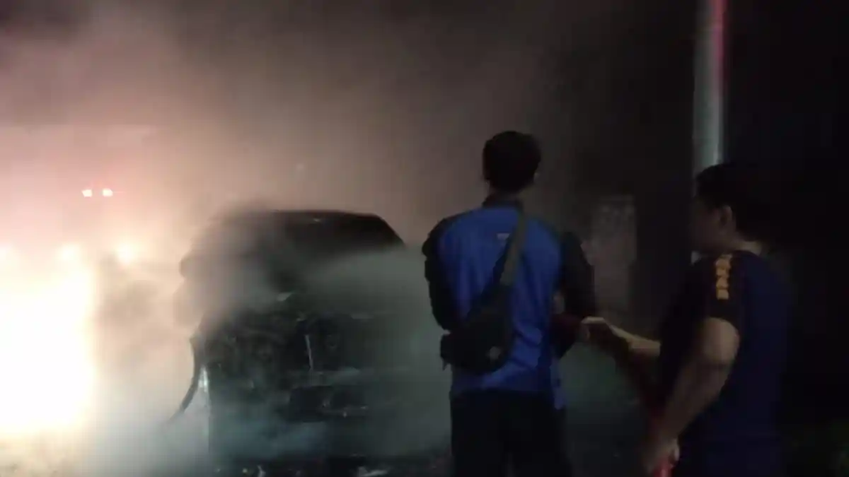 KRONOLOGI Mobil Mewah Range Rover Evoque Terbakar di Gianyar, Dikendarai Mahasiswa Putu Pastika