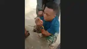 Pria-bercelana-loreng-menangis-seusai-diamankan-karena-bawa-sabusabu_.jpg