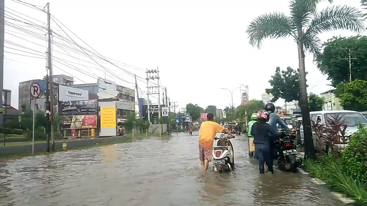 Sejumlah Warga Mengais Rezeki dari Banjir di Jalanan Palembang