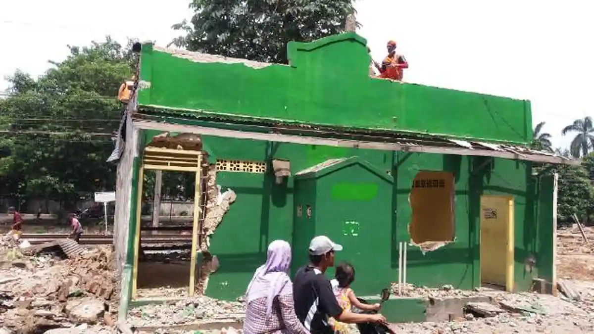 Satpol PP DKI Terapkan Pendekatan Militeristik, Saat Menggusur