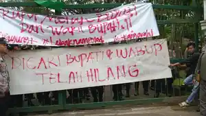 DEMO-BUPATI-Ratusan-mahasiswa-menggelar-ak.jpg