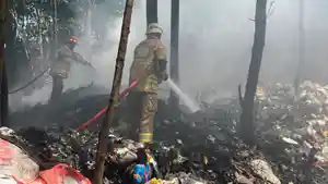 Pemadaman-api-di-sebuah-gudang-rosok-milik-warga-di-Desa-Gondang-Plosoklaten-Kediri.jpg