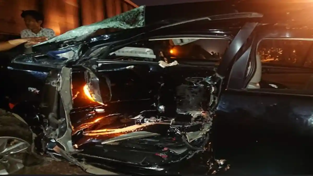 BREAKING NEWS:  Kereta Api Tabrak Innova di Desa Kotabaru Martapura, Mobil Terseret 200 Meter