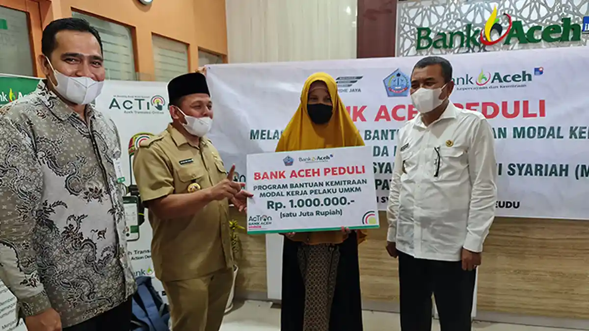 Bupati dan Wakil Bupati Pidie Jaya Salurkan Modal Kerja Kemitraan Program Bank Aceh Peduli