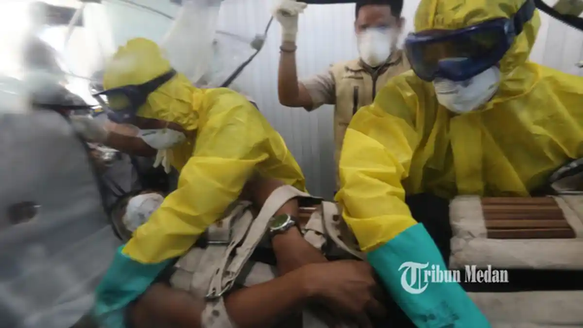 BERITA FOTO Petugas Evakuasi Penumpang Kapal Diduga Terinfeksi Virus Corona di Pelabuhan Belawan - penanganan-virus-corona-di-medan-3.jpg