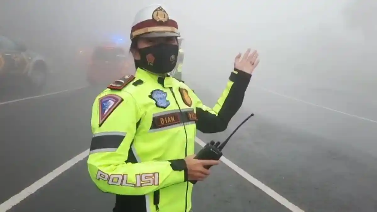 Lalu Lintas Tawangmangu Karanganyar Ramai dan Berkabut Saat Libur Imlek, Pengendara Diminta Waspada