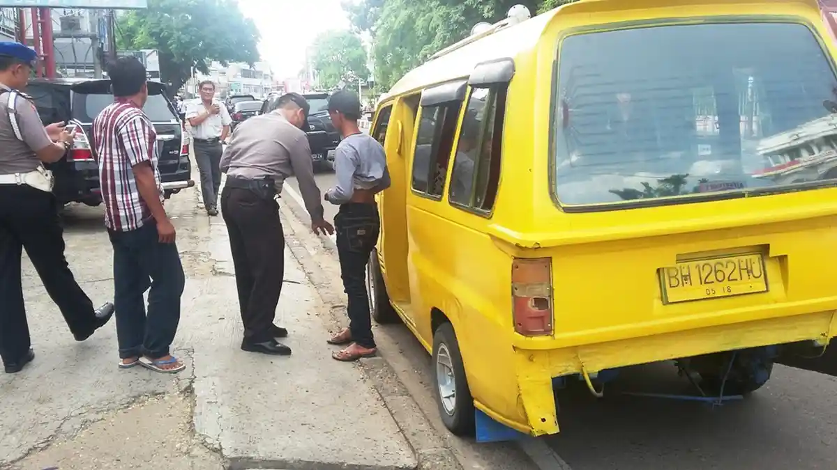 Razia Kendaraan, Sopir Angkot dan Penumpangnya Diperiksa